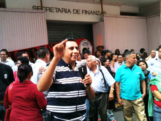 Maestros vuelven a las calles en Tegucigalpa