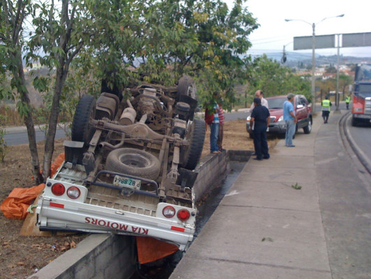Un herido en volcamiento de carro en Tegucigalpa