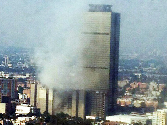 Suman 25 los muertos y 101 heridos por explosión en edificio de Pemex