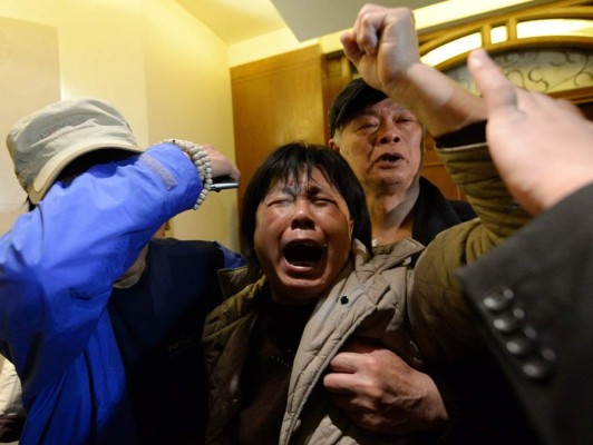Familiares lloran por tragedia de avión de Malaysia Airlines
