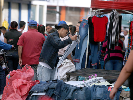Hondureños abarrotan comercios