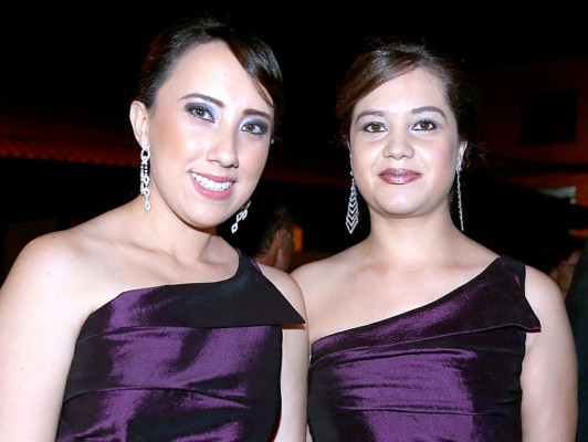 Elegante velada nupcial entre rosas