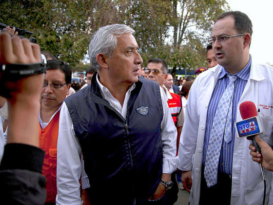 Rescatistas buscan víctimas del terremoto en Guatemala