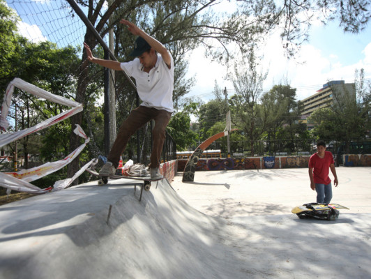 Jóvenes construyen su propio skatepark en El Obelisco