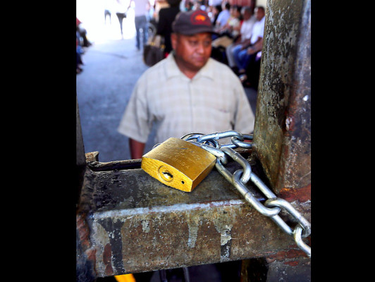 Protesta en Soptravi por sueldos y aguinaldos