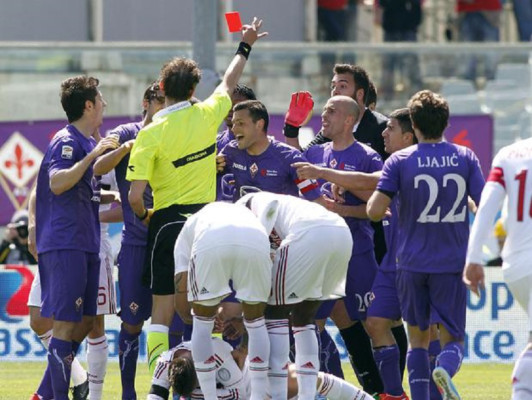 Fiorentina, con hombre menos, empata con el Milan
