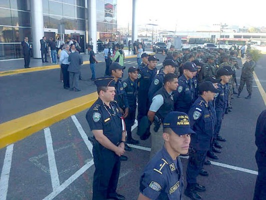 Fuerza interagencial se toma aeropuertos