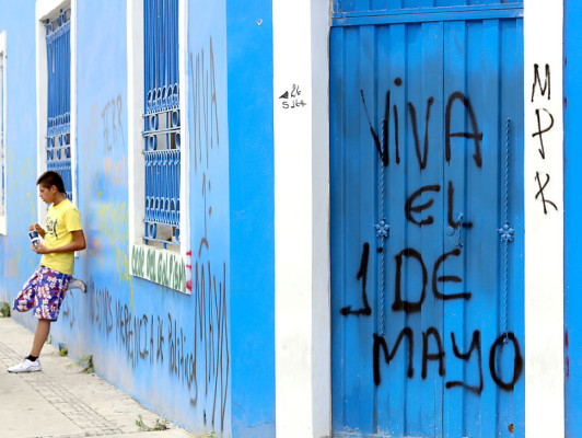 Plagaron inmuebles con consignas e insultos