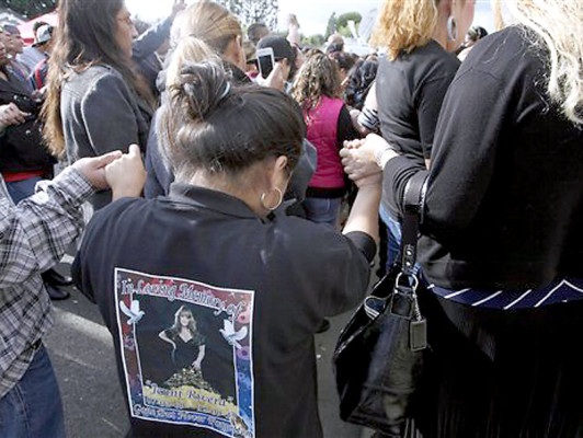 Con trompetas y mariposas, fans despiden a Jenni Rivera en Los Ángeles