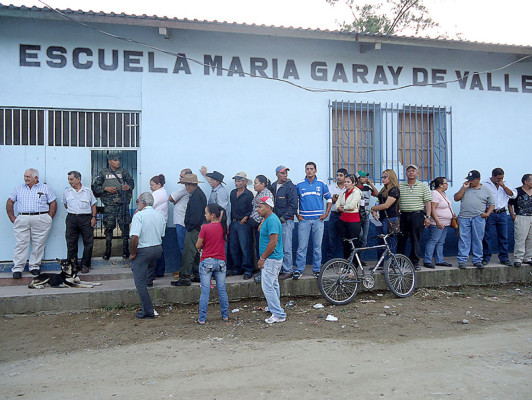Votantes llenan centros en El Paraíso