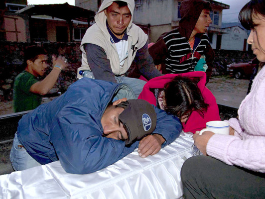 Rescatistas buscan víctimas del terremoto en Guatemala