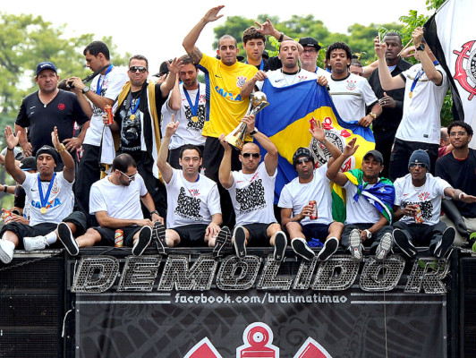 Sao Paulo recibe con fervor al campeón mundial Corinthians
