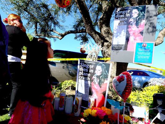 Homenajes espontáneos a Jenni Rivera en México y Estados Unidos