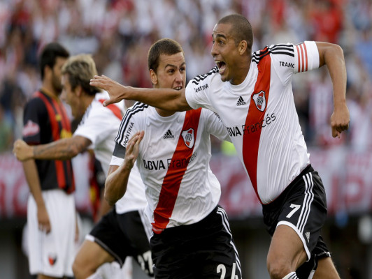 Argentina: River vence a Racing y sigue al acecho