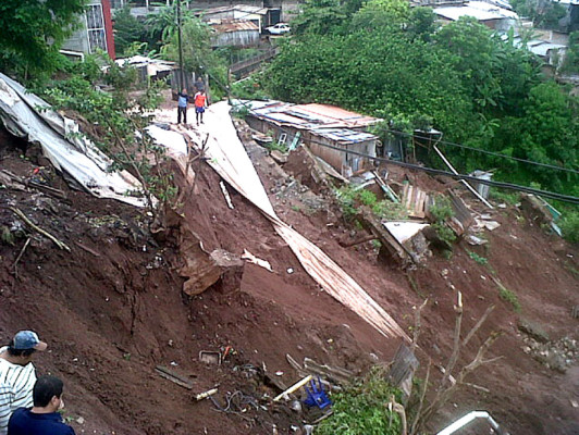 Dos casas más en peligro a causa de lluvias en la colonia Izaguirre