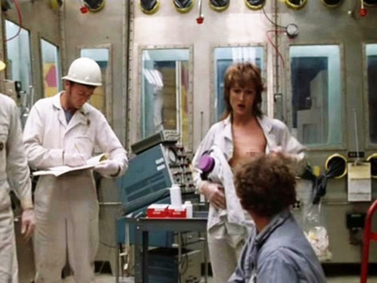 Polémica por canción sobre actrices que muestran sus pechos