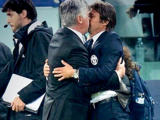 El polémico beso entre Carlo Ancelotti y Antonio Conte