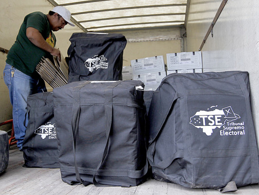 Trasladan maletas electorales en Distrito Central