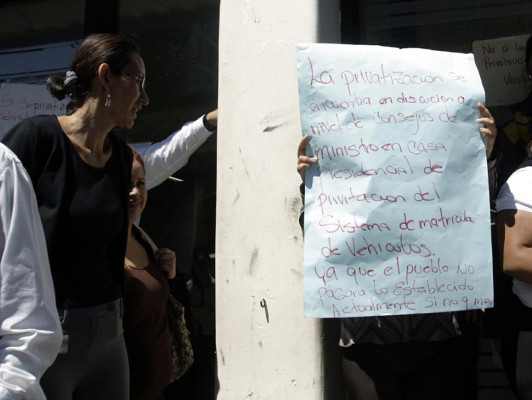 Empleados de la DEI protestan en Tegucigalpa