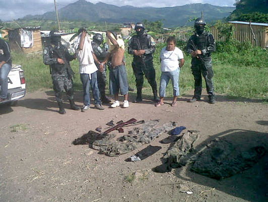 Armas, uniformes y pelucas decomisan en 'madrugón”