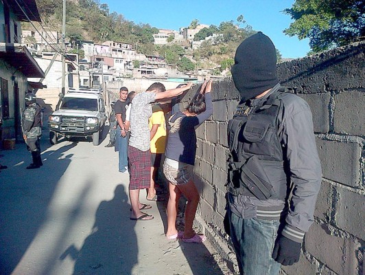 Siete capturados y decomiso de armas en madrugón