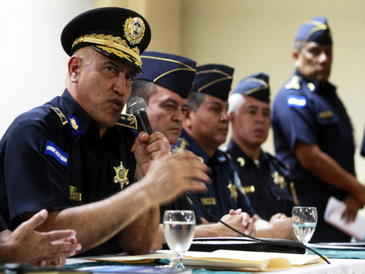 EUA apoyará a Policía, pero no a su director