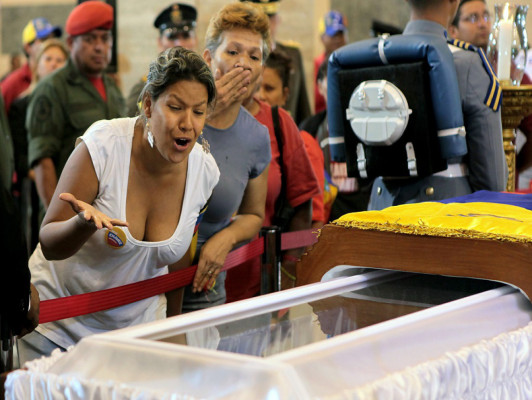 Se despiden de Chávez ante féretro abierto