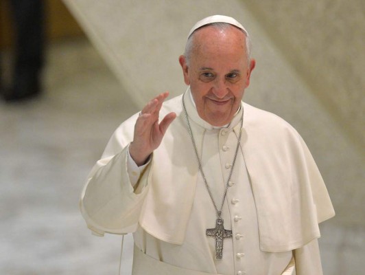 Italiano sube a la cúpula de San Pedro para pedirle ayuda al papa