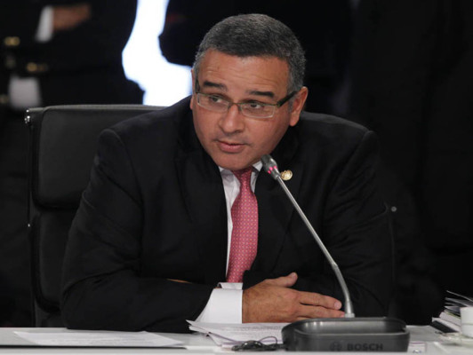 El Salvador oficializa compra de 10 aviones de combate a Chile