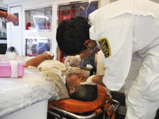 Suman 25 los muertos y 101 heridos por explosión en edificio de Pemex