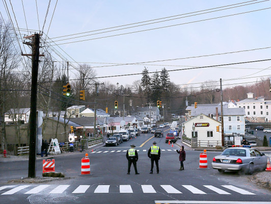 Pueblo de EE UU, destrozado por matanza de 26 personas en escuela