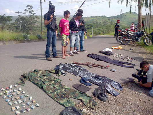 Detienen a sujetos con indumentaria policial y militar
