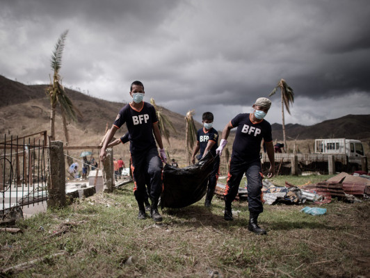Filipinos entierran a sus muertos en fosas comunes