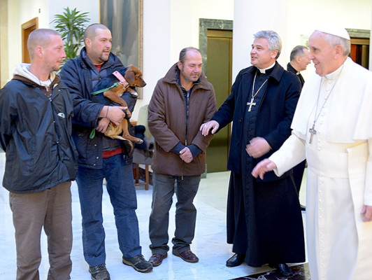 Papa celebra su cumpleaños junto a mendigos