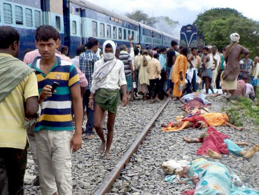 Tren arrolla y mata a 37 personas en la India