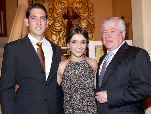 Elegante velada nupcial entre rosas