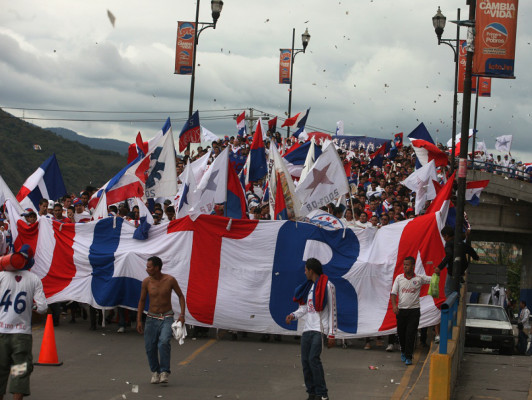 La afición llenó el Nacional y puso el ambiente en el Olimpia-Choloma