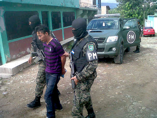 Dos detenidos en enfretamiento entre supuestos delincuentes y policías