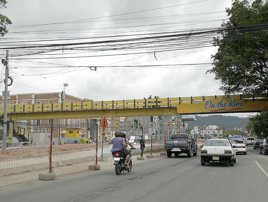 Hoy inicia demolición de puente peatonal en bulevar Suyapa