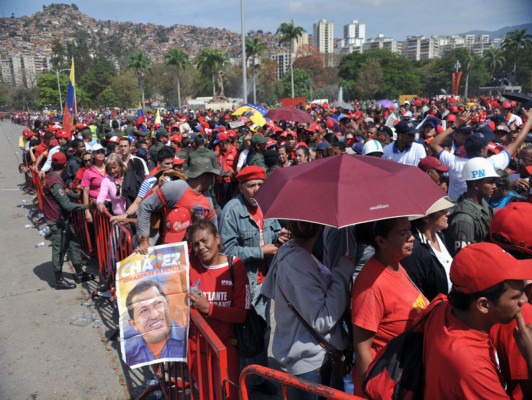 Se despiden de Chávez ante féretro abierto