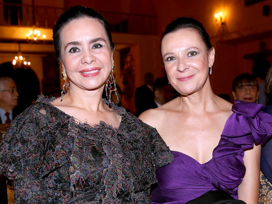 Elegante velada nupcial entre rosas