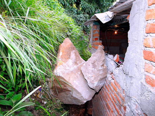 Tres heridos al caer roca sobre una vivienda en Comayagüela