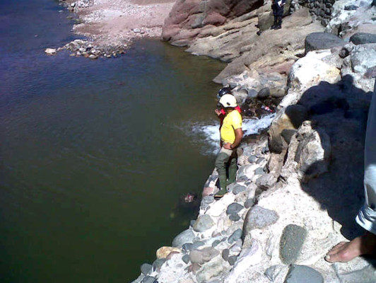 Flotando en laguna hallan cuerpo de vendedor de bienes raíces