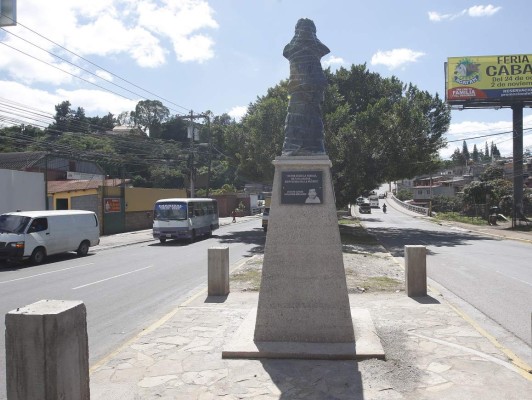 Tegucigalpa: Busto en honor a Landaverde