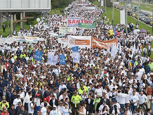 Con manifestación multitudinaria, colombianos piden por la paz