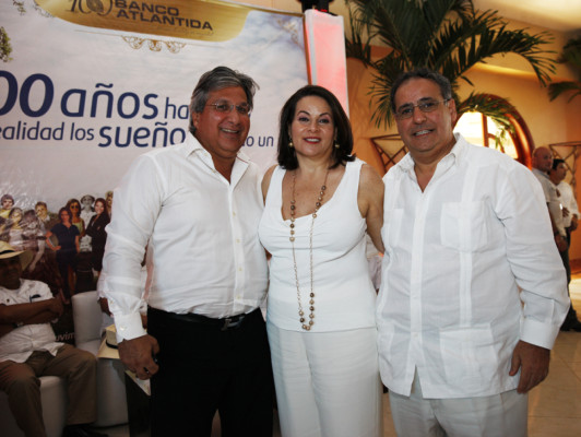FOTOS: Brindis por éxito financiero de Banco Atlántida