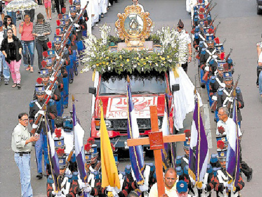 Nutrida procesión marca inicio de novena en honor a la virgen