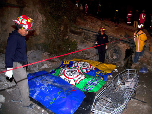 Rescatistas buscan víctimas del terremoto en Guatemala