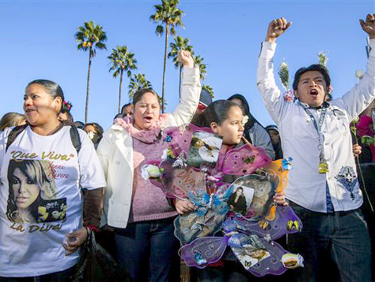 Con trompetas y mariposas, fans despiden a Jenni Rivera en Los Ángeles
