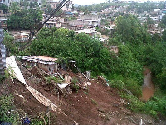 Dos casas más en peligro a causa de lluvias en la colonia Izaguirre